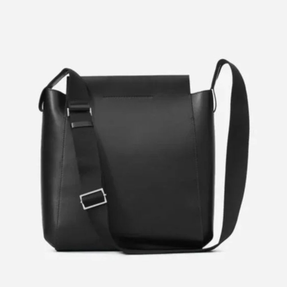 Everlane The Form Black Leather Messenger Bag Crossbody Adjustable Strap Italy